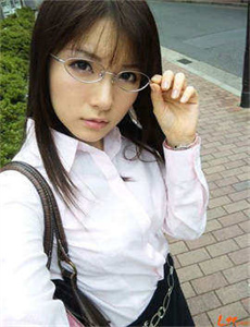 在厨房后面拔套偷偷中出系列-未婚妻剧情介绍